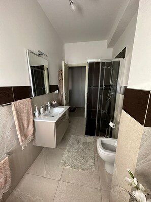 Shower, hair dryer, bidet, towels - Casa Alessia, a few steps from the historic center (Lucca)