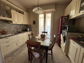 Fridge, microwave, oven, stovetop - Casa Alessia, a few steps from the historic center (Lucca)