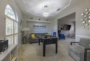 TV - Spacious 4-bedroom house in Orange Park with Gameroom and Jacuzzi Bathtub (Orange Park)