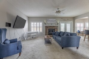 TV - Spacious 4-bedroom house in Orange Park with Gameroom and Jacuzzi Bathtub (Orange Park)