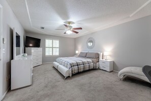 4 bedrooms, iron/ironing board, WiFi, bed sheets - Spacious 4-bedroom house in Orange Park with Gameroom and Jacuzzi Bathtub (Orange Park)