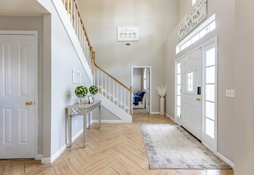 Spacious 4-bedroom house in Orange Park with Gameroom and Jacuzzi Bathtub