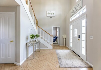 Spacious 4-bedroom house in Orange Park with Gameroom and Jacuzzi Bathtub