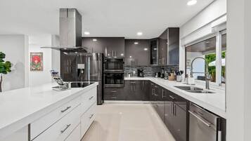 Deluxe Room | Private kitchen