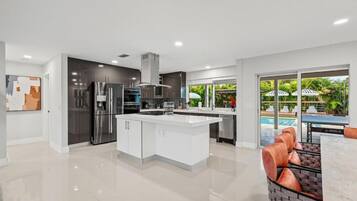 Deluxe Room | Private kitchen