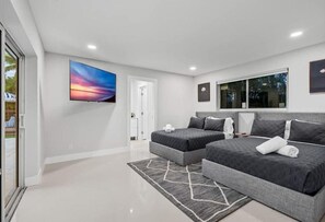 Deluxe Room | Iron/ironing board, free WiFi, bed sheets - Villa Bonita Tropical Paradise Pool (Hollywood)