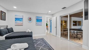 Deluxe Room | Iron/ironing board, free WiFi