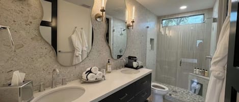 Douche, séchoir à cheveux, serviettes fournies, savon