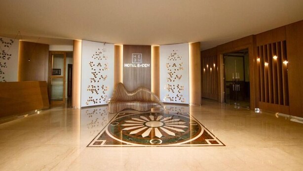 A modern hotel lobby with a central seating area, a decorative floor pattern, and a sign reading "HOTEL EHDEN". - Hotel ehden (Ehden)