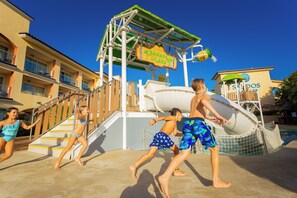 8 piscines extérieures, parasols de plage, chaises longues