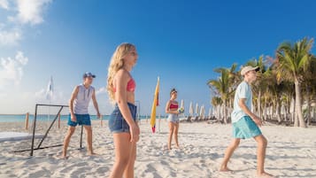 Sulla spiaggia, sabbia bianca, lettini da mare, ombrelloni