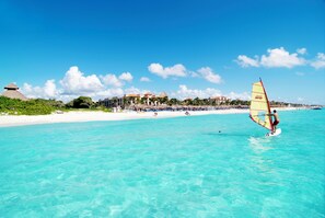 Rannalla, valkoista hiekkaa