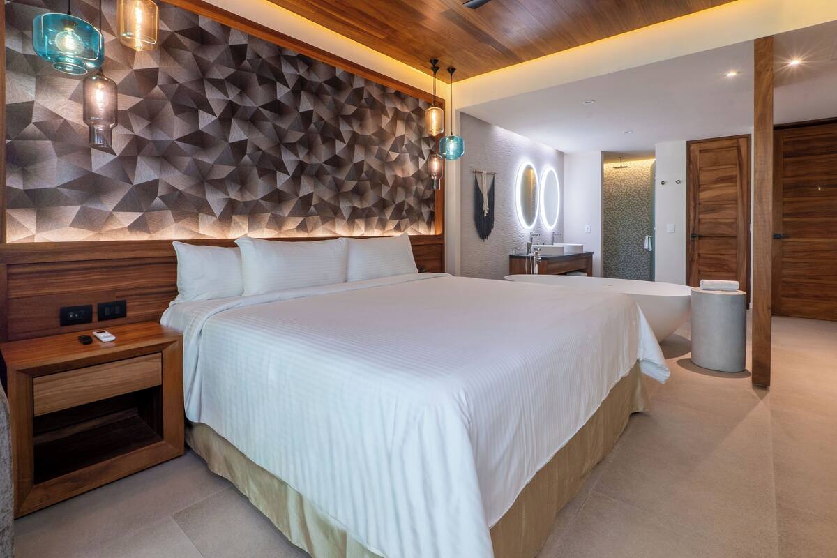 Platinum King Master Suite Ocean Front  - 2 Kids/Teens Stay Free | Bathroom | Hair dryer, towels, soap, shampoo