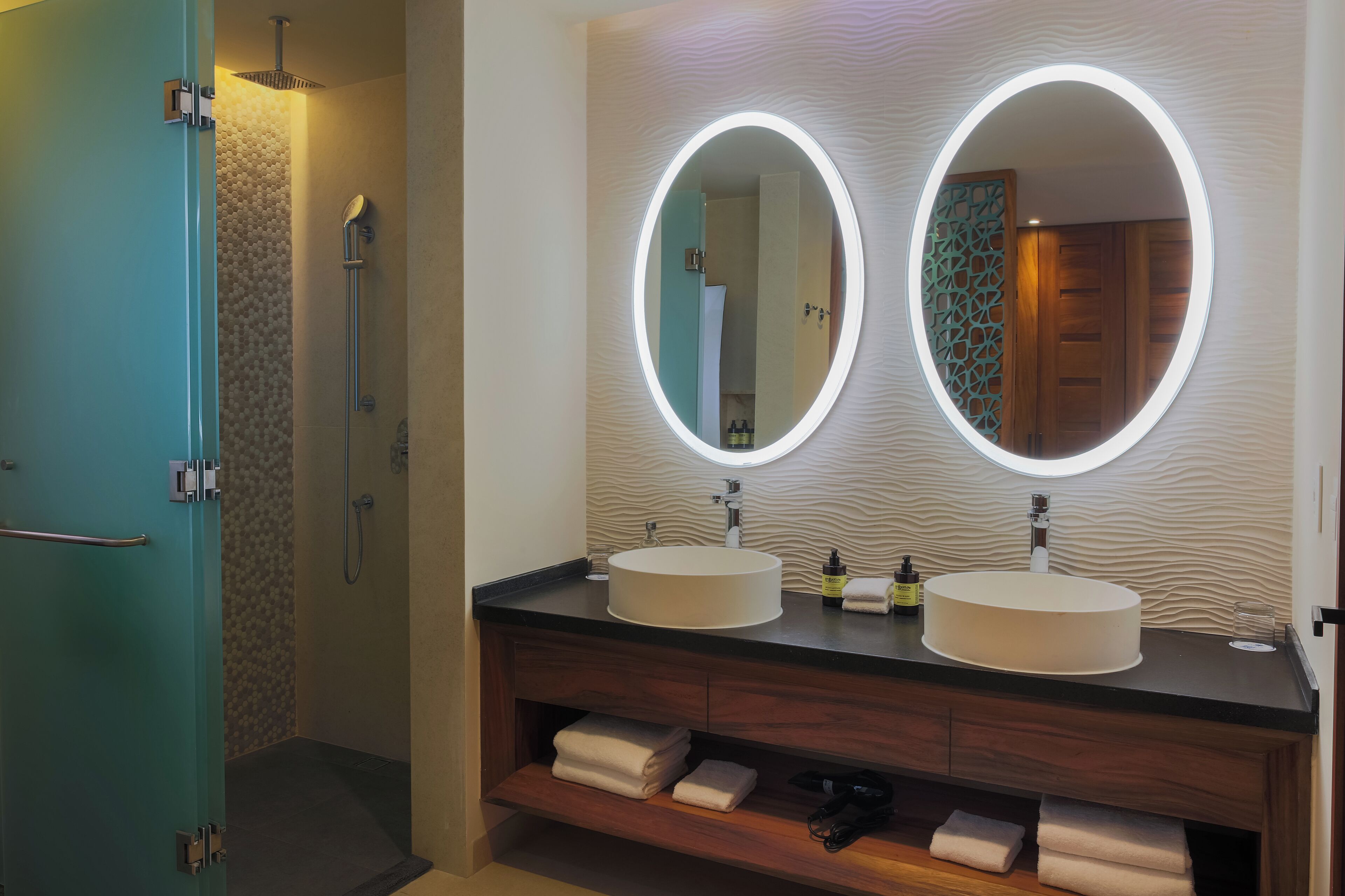 Platinum King Junior Suite | Phòng tắm | Máy sấy tóc, khăn tắm, xà phòng, dầu gội 