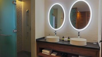 Platinum King Junior Suite | Phòng tắm | Máy sấy tóc, khăn tắm, xà phòng, dầu gội