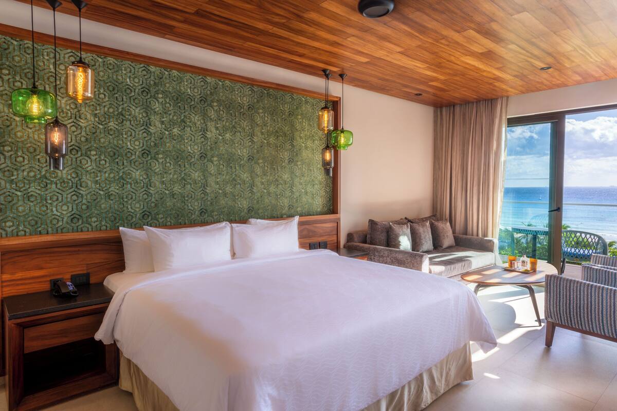 Platinum King Master Suite Ocean Front | Minibar, in-room safe, free WiFi, bed sheets