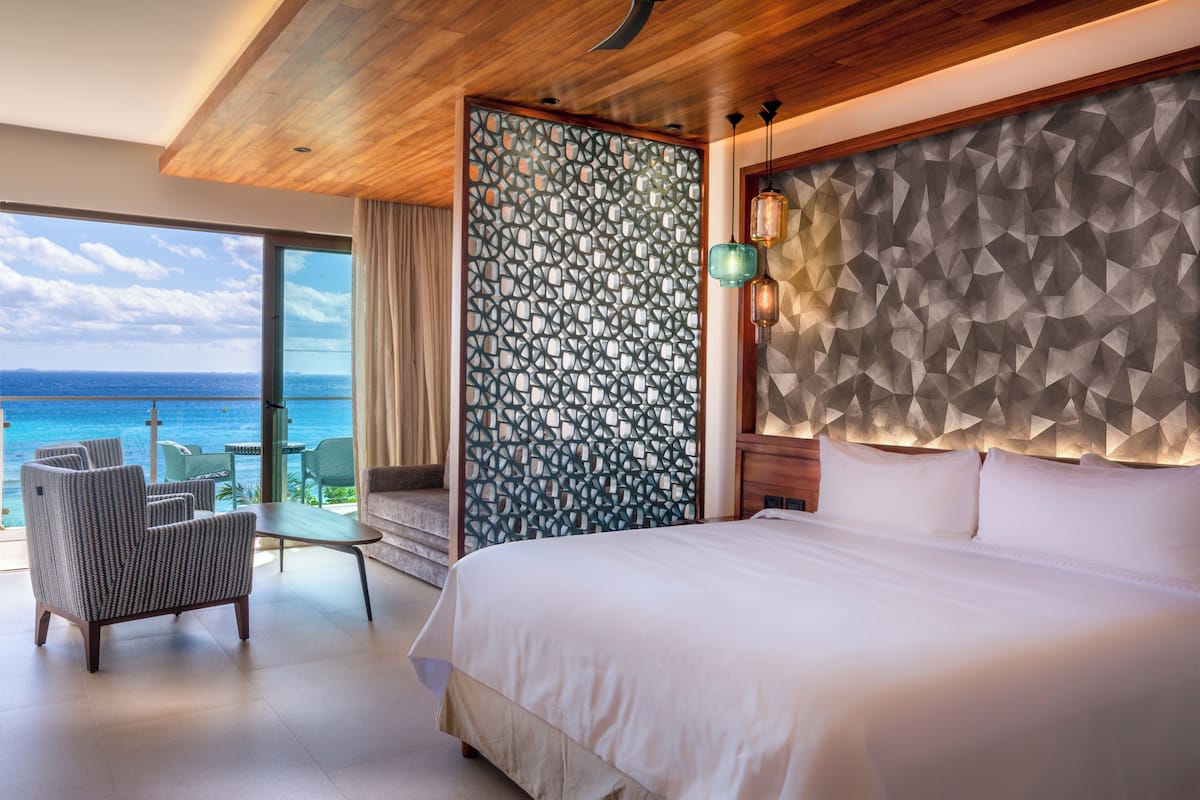 Platinum King Junior Suite Ocean Front - 2 Kids/Teens Stay Free | Minibar, in-room safe, free WiFi, bed sheets
