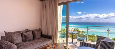 Platinum King Junior Suite Ocean Front - 2 Kids/Teens Stay Free | Living area | 50-inch Smart TV with cable channels