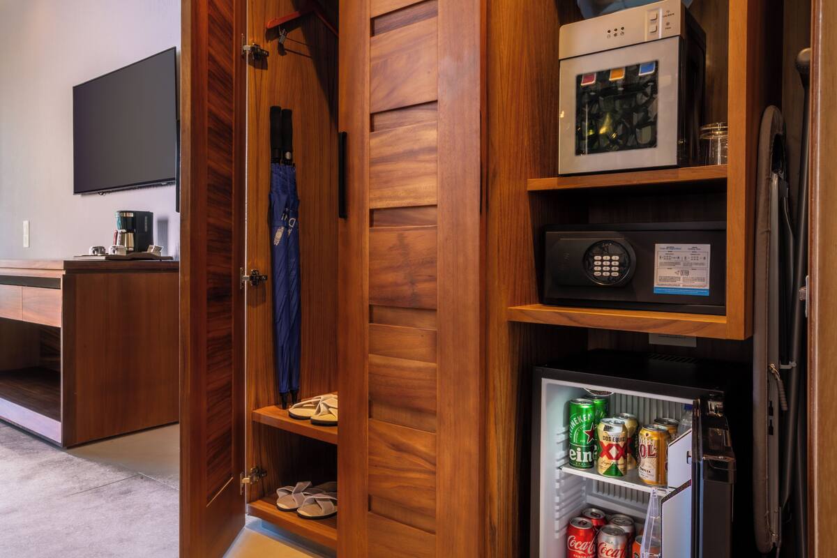 Minibaari, tallelokero huoneessa, ilmainen Wi-Fi, vuodevaatteet