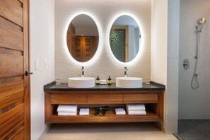 Platinum King Junior Suite Ocean Front | Bathroom | Hair dryer, towels, soap, shampoo - Platinum Tower Sandos Playacar All Inclu (Playa del Carmen)