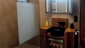 Douche, sèche-cheveux, savon, papier toilette