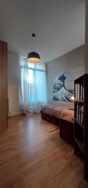 2 bedrooms, iron/ironing board, internet, bed sheets