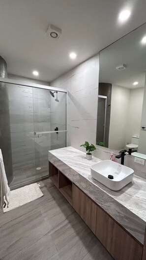 Shower, hair dryer, towels, soap - Panoramic & Cool Apartm @Centrito Valle San Pedro (San Pedro Garza García)