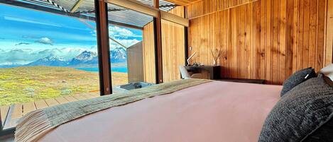 Deluxe kamer, 1 twee- of 2 eenpersoonsbedden, hot tub, uitzicht op bergen | Een kluis op de kamer, een bureau, beddengoed