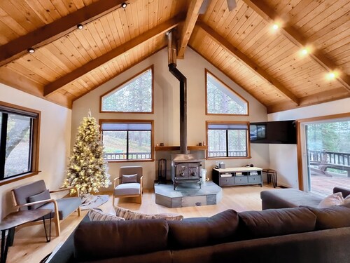 Beautiful 3-bedroom chalet—sleeps 10—just 40 mins from Bear Valley