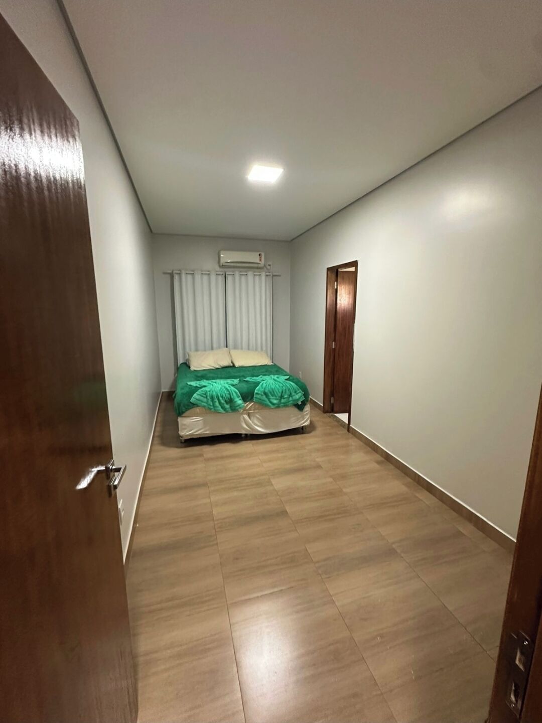 4 bedrooms, iron/ironing board, internet, bed sheets