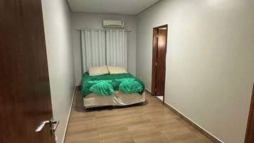 4 bedrooms, iron/ironing board, internet, bed sheets