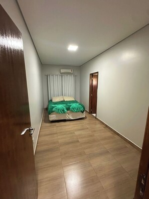 4 Schlafzimmer, Bügeleisen/Bügelbrett, Internetzugang, Bettwäsche