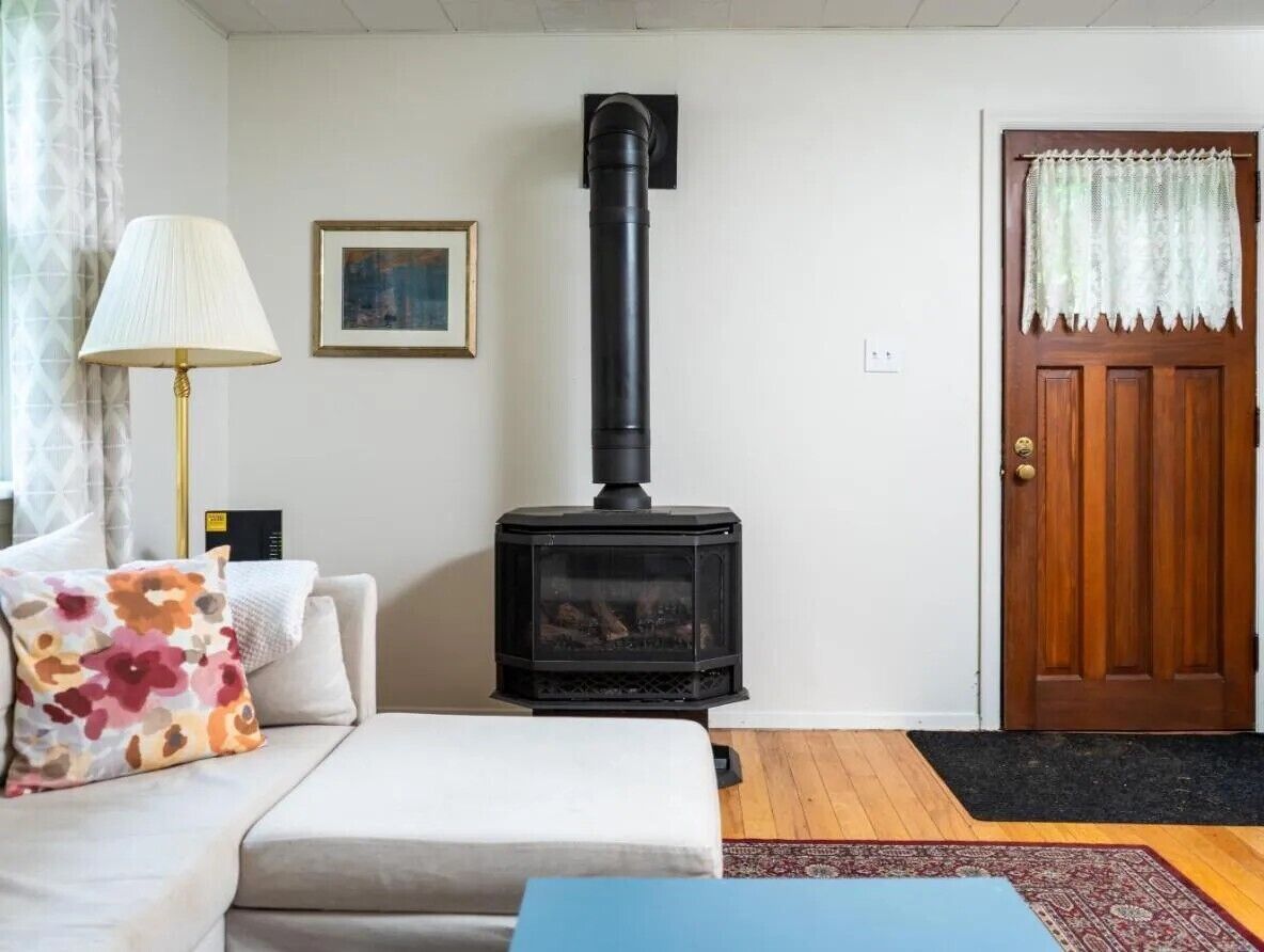 Laptop workspace, blackout curtains, iron/ironing board, free WiFi