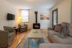 Living area - Falcon Retreats (Sharbot Lake)