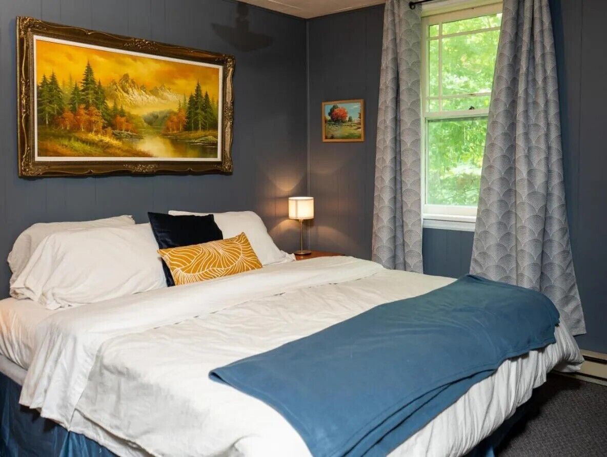 Laptop workspace, blackout curtains, iron/ironing board, free WiFi