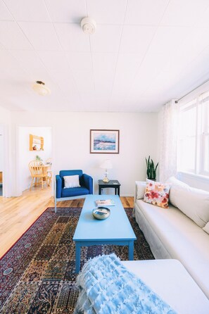 Bradd | Living area | 37-inch flat-screen TV with cable channels - Falcon Retreats (Sharbot Lake)