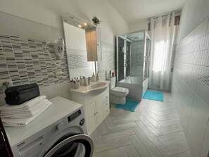 Haartrockner, Handtücher, Seife, Toilettenpapier