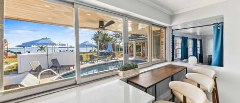 Alberca al aire libre y alberca climatizada