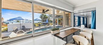 Waterfront Resort! Pickleball+Sauna+Pool+Hot Tub