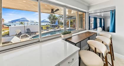 Waterfront Resort! Pickleball+Sauna+Pool+Hot Tub