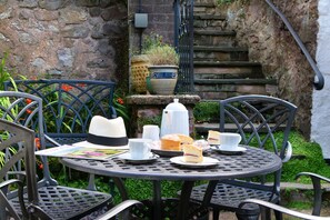 Outdoor dining - Spacious, characterful medieval cottage sleeping six in the heart of Dunster (Dunster)