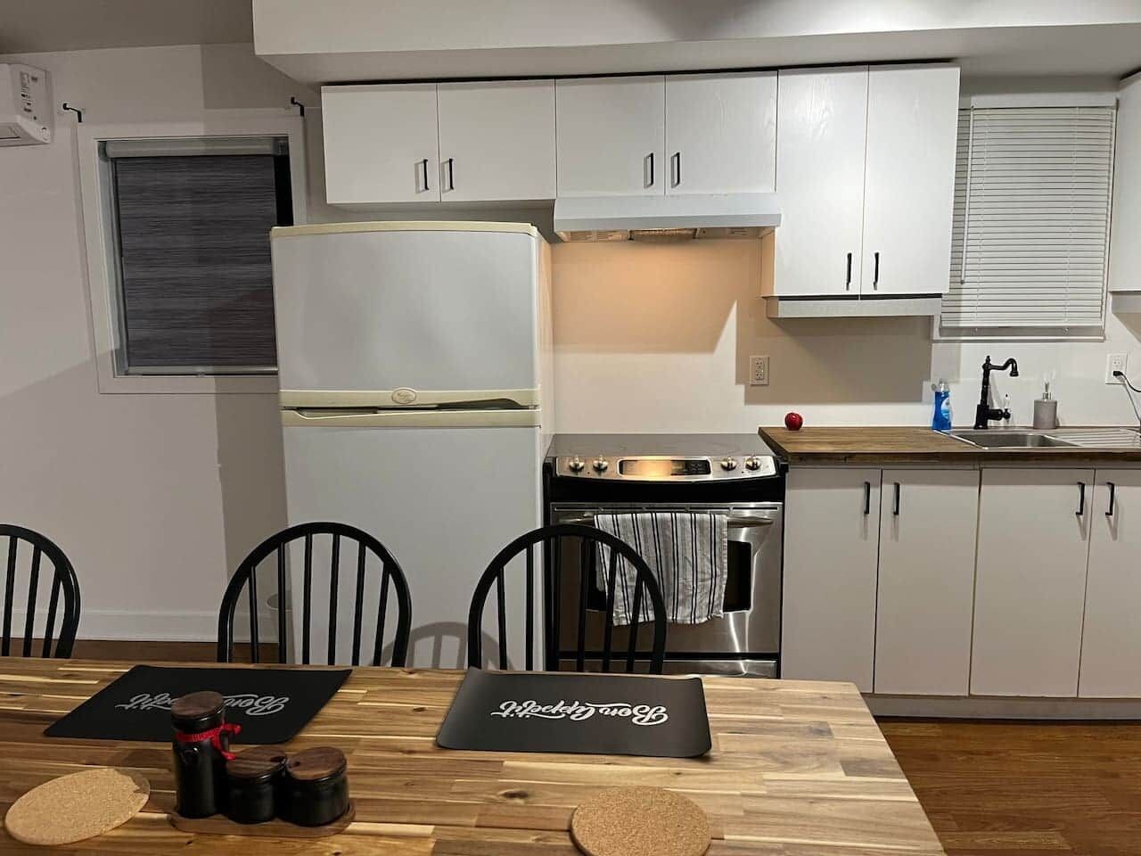 Le Grand (App. 1) – cuisine avec cuisinière, four et rangements, Rawdon
