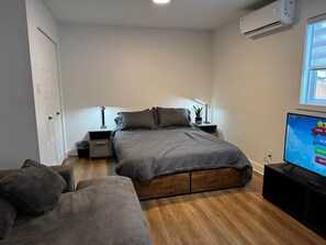 Tabla de planchar con plancha, wifi, ropa de cama