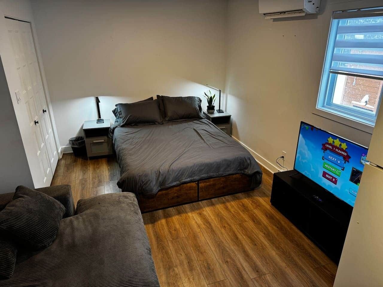 Iron/ironing board, WiFi, bed sheets