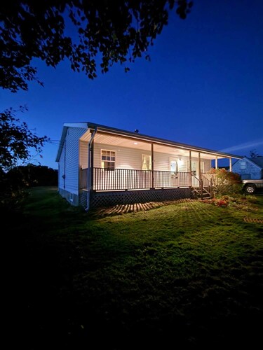 Quiet location - walking trail to the water front
5G internet  Crave tv and HBO