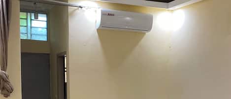 1 habitación, tabla de planchar con plancha, wifi y ropa de cama