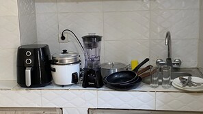 Microwave, stovetop - Cocody Riviera 3, Splendid studio #04 quiet and peaceful residential area (Abidjan)