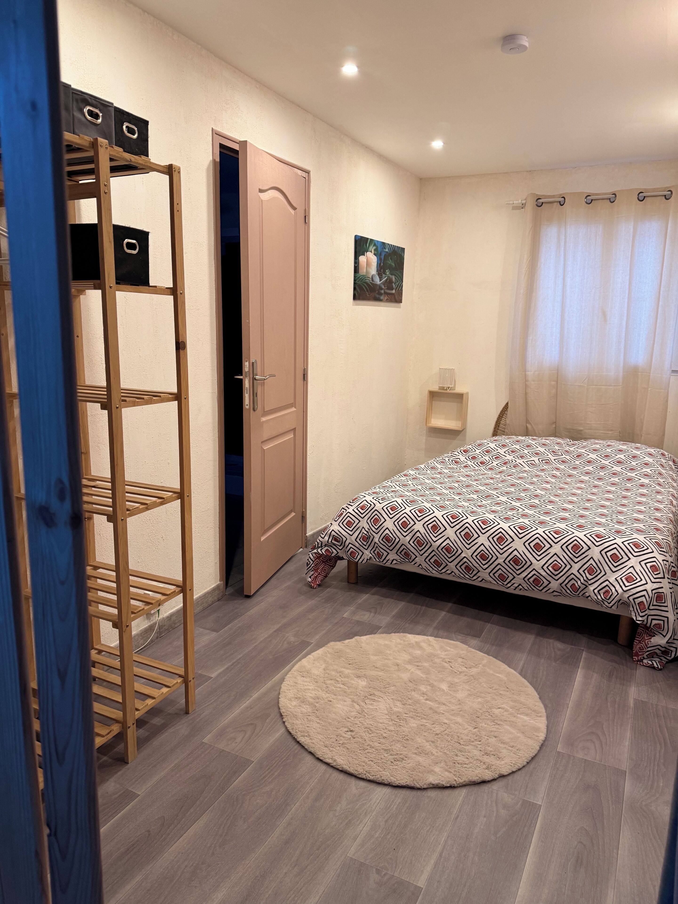 2 habitaciones, tabla de planchar con plancha y cuna de viaje 
