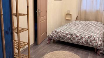 2 habitaciones, tabla de planchar con plancha y cuna de viaje