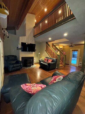 TV, fireplace - Cozy Riverside Retreat w/ Garden, Beach Access, Sauna. Pet + Family Friendly! (Princeton)